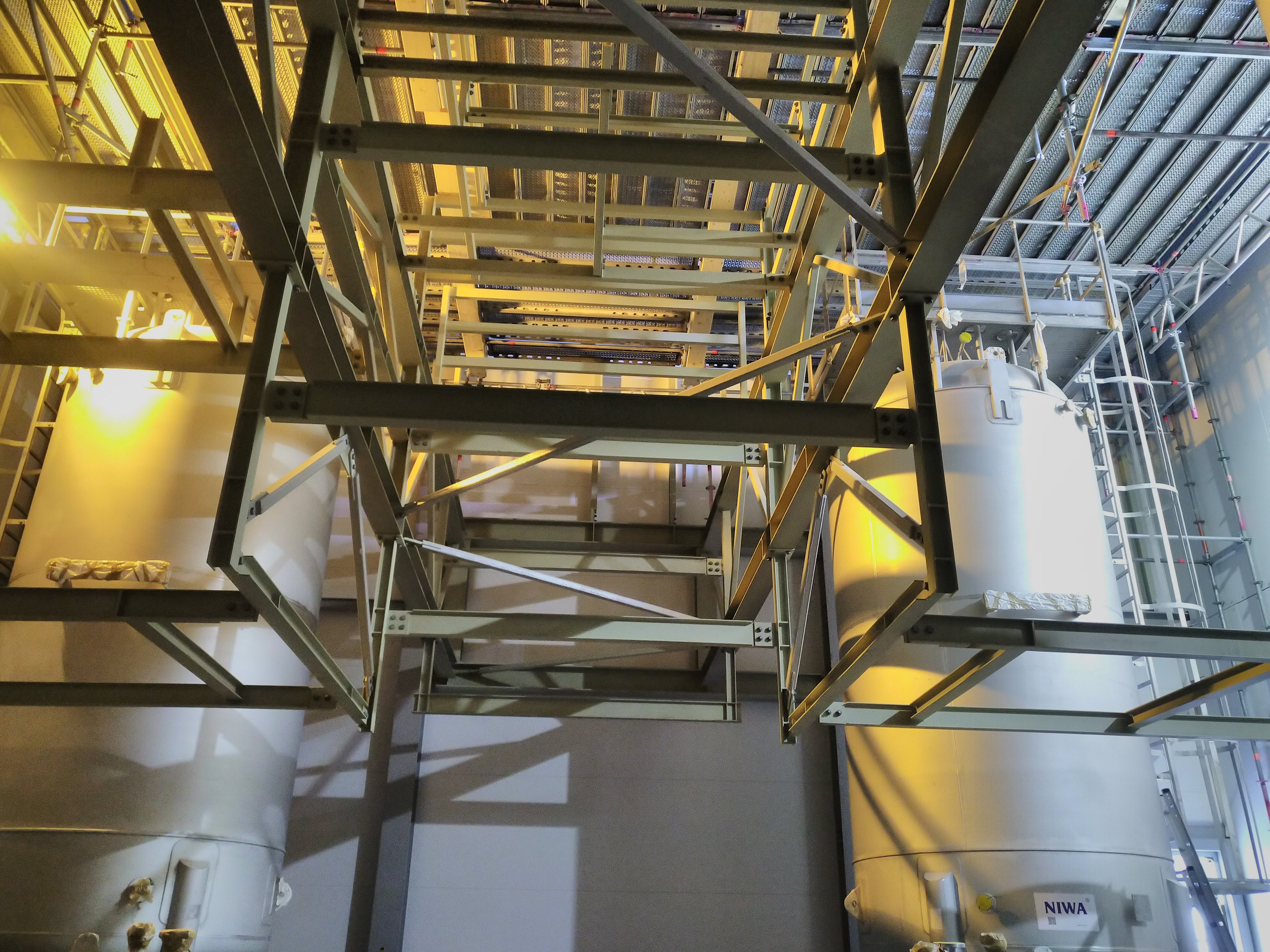 Konstrukcja stalowa z zbiornikami