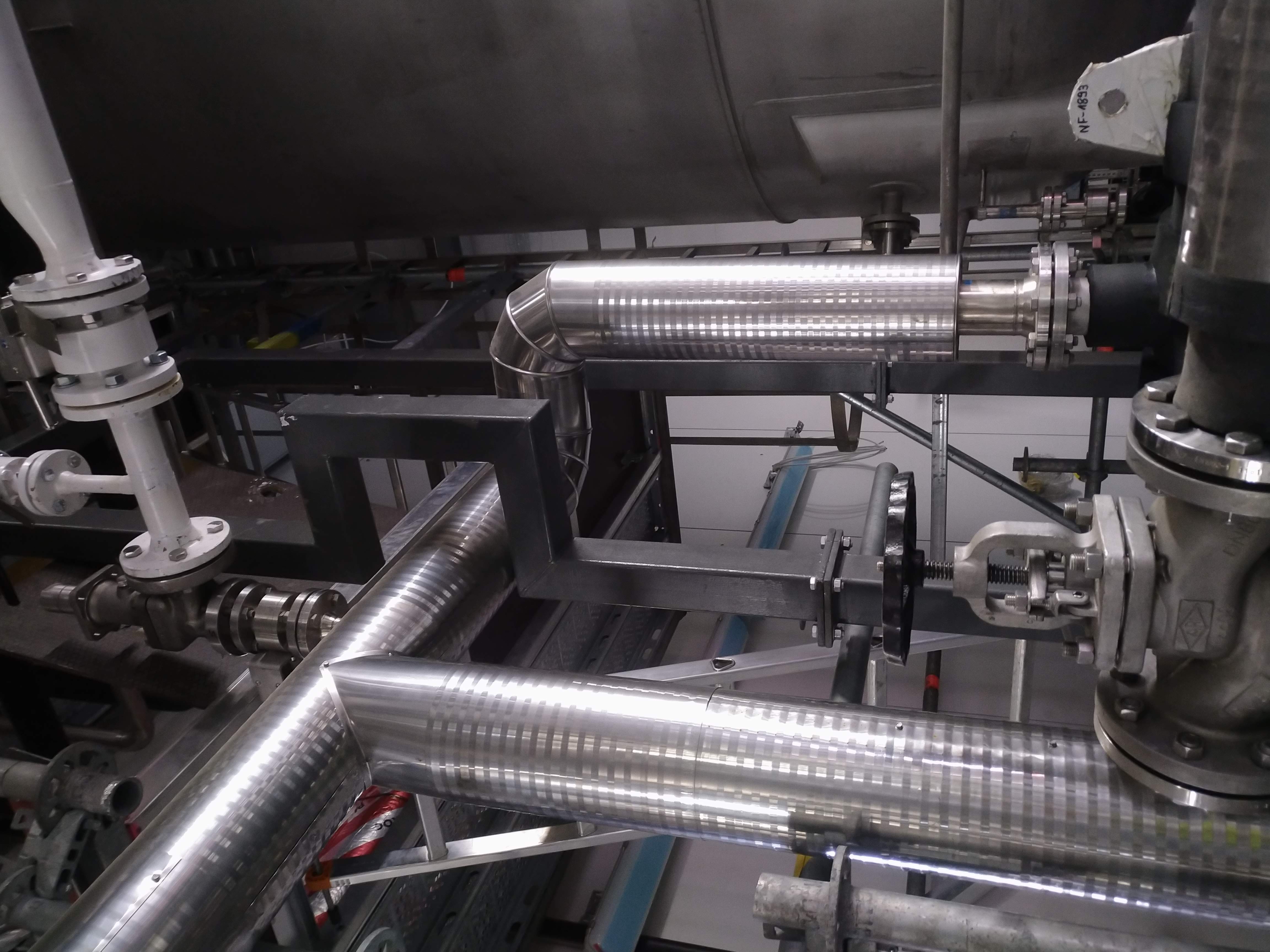 Instalacja rurociagowa z zaworami