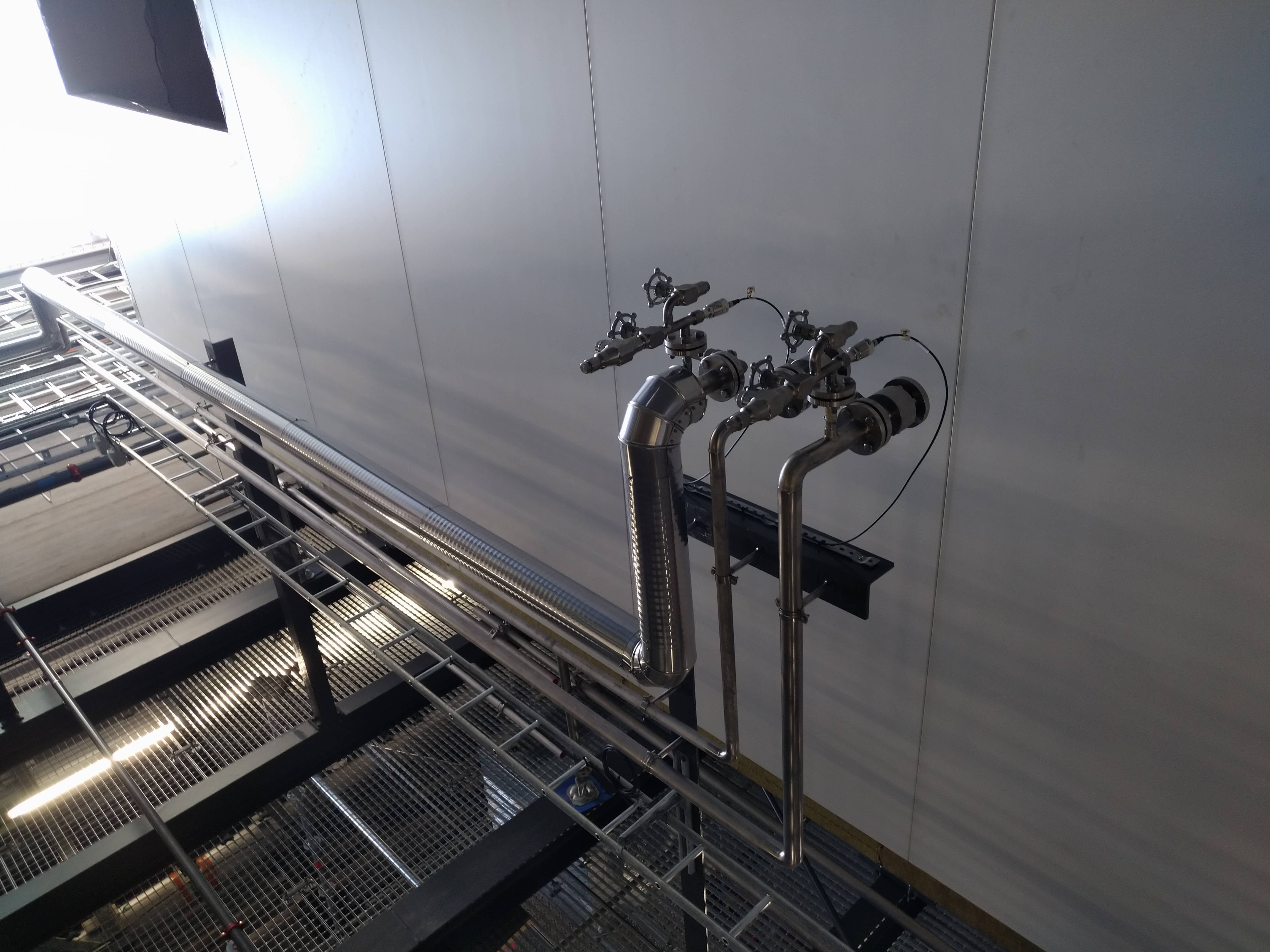 Instalacja rurowa na suficie