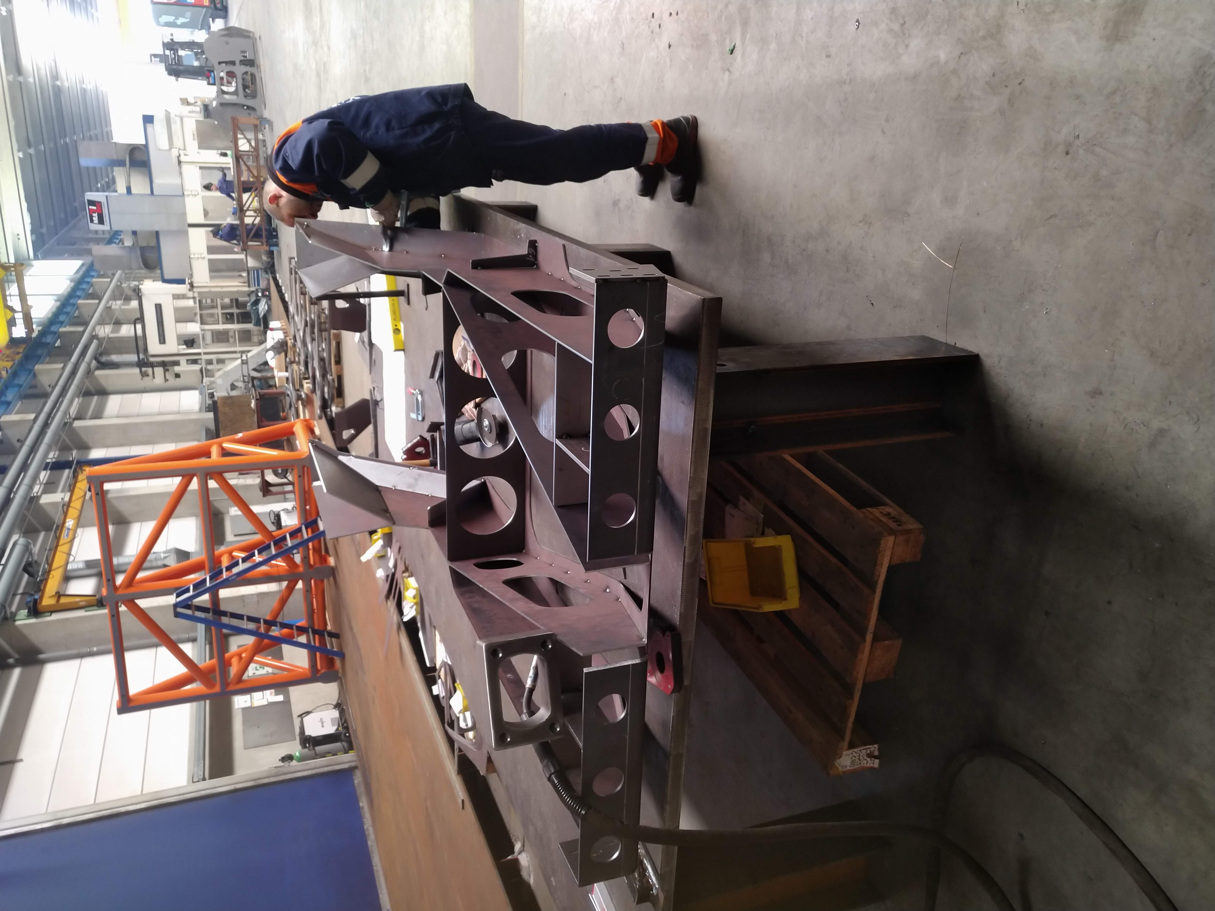 Pracownik przy konstrukcji stalowej