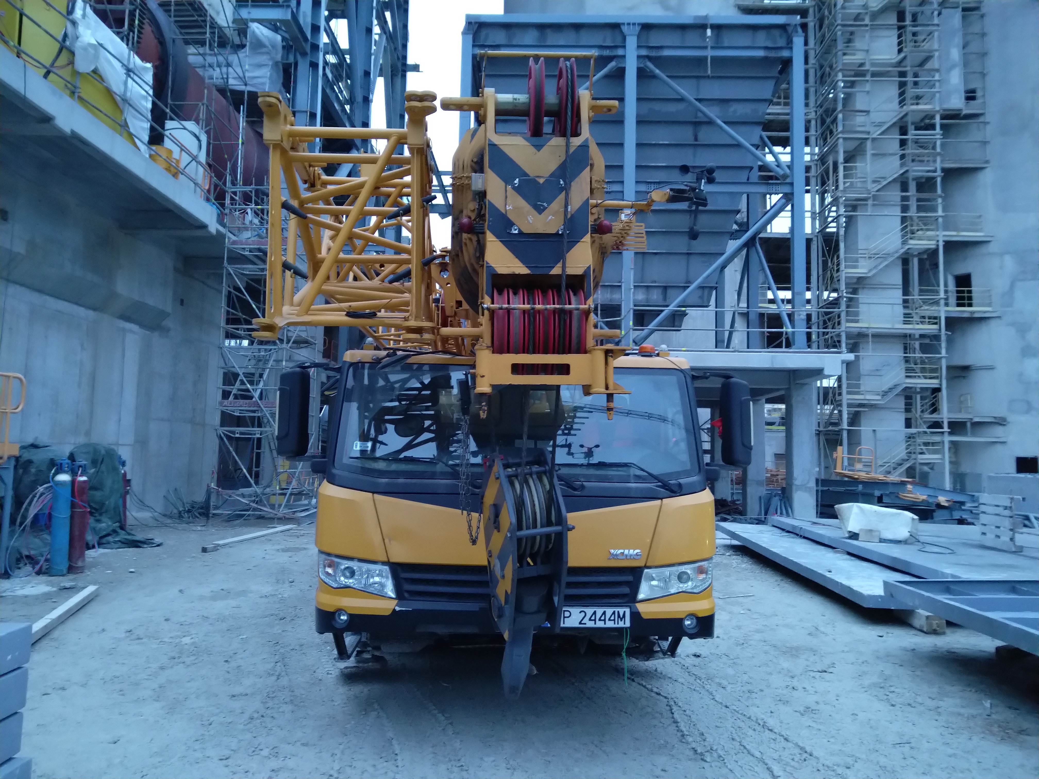 Dzwig na placu budowy