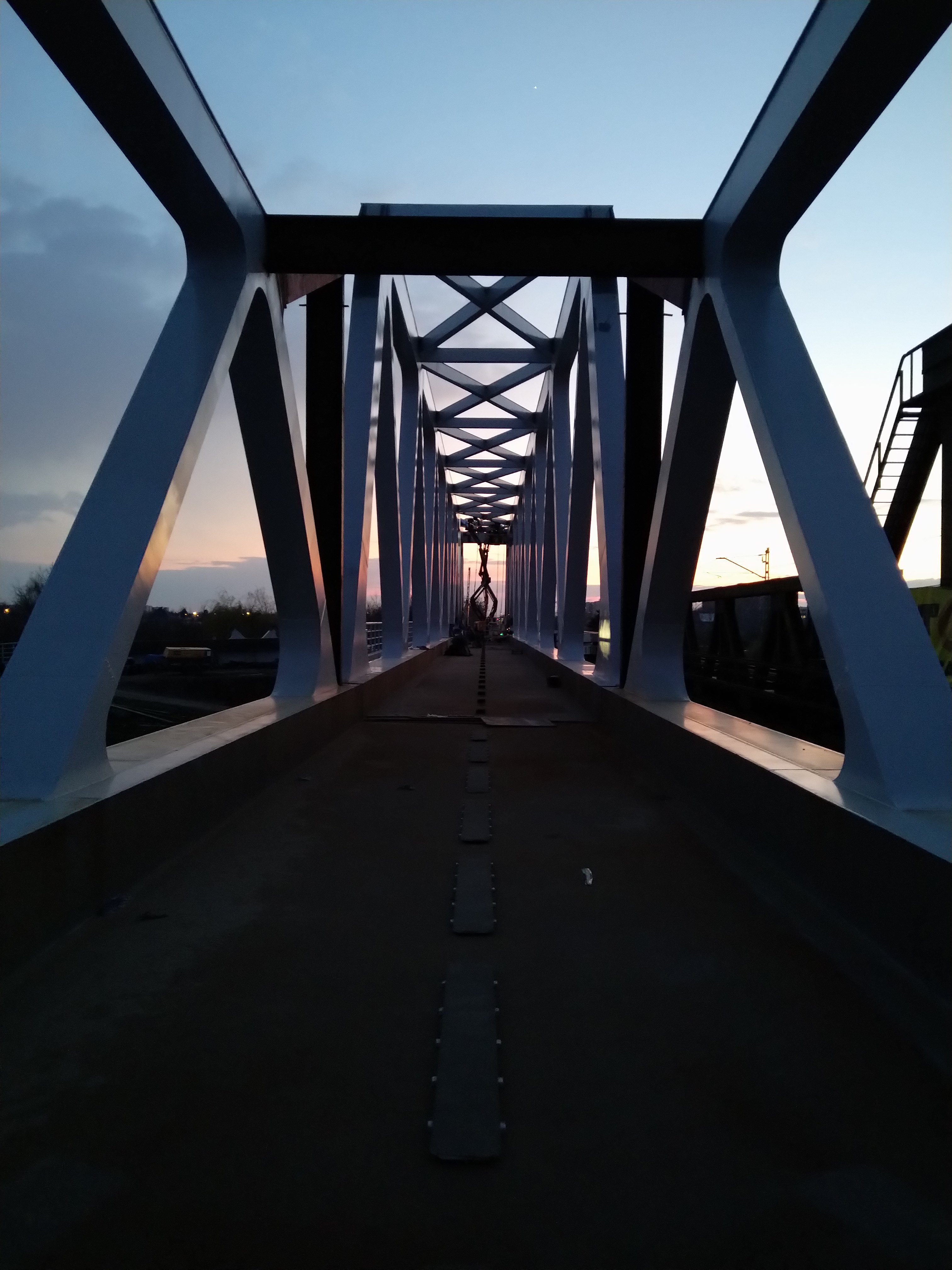 Most stalowy o zachodzie slonca